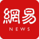 欧冠赛事奖杯与球场背景